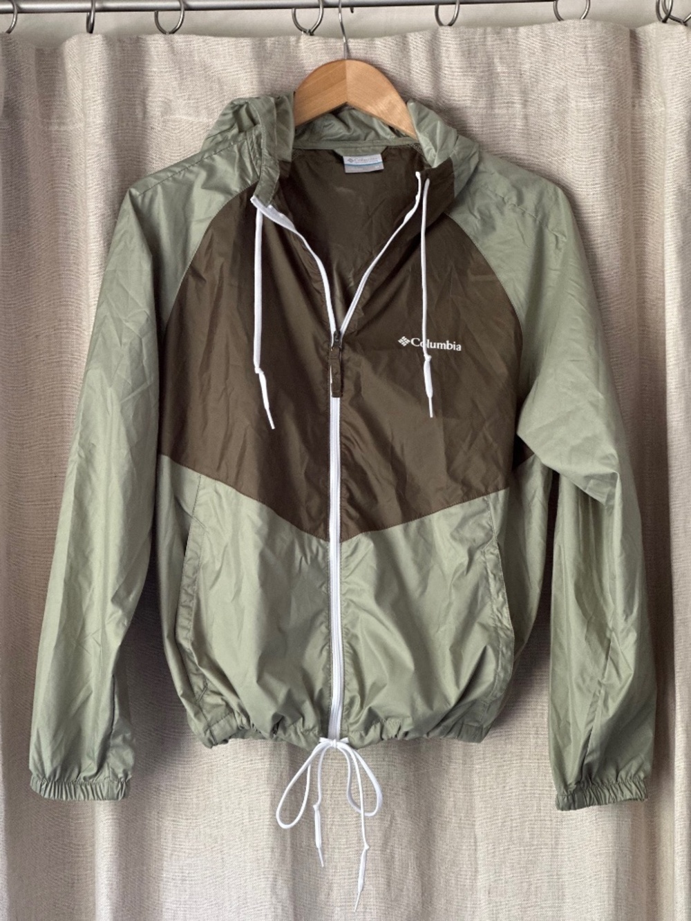 Columbia Lightweight Windbreaker.  Great for Travel It Fits in Your Purse! - Picture 2 of 5